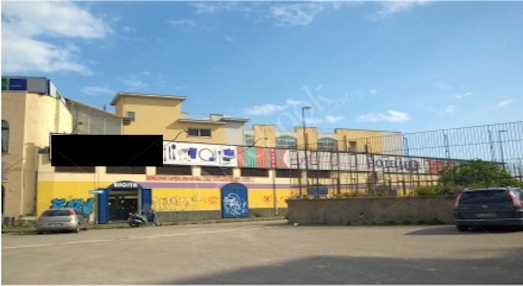 Locale commerciale su due livelli in Napoli