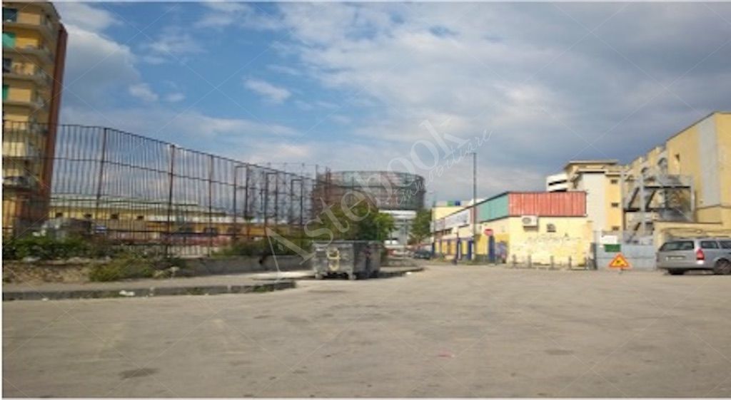 Locale commerciale su due livelli in Napoli
