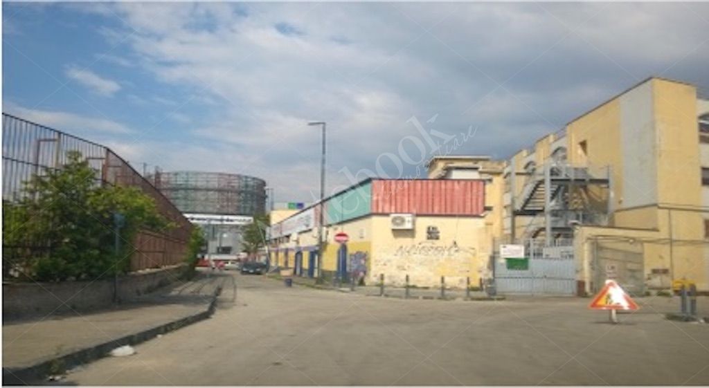Locale commerciale su due livelli in Napoli