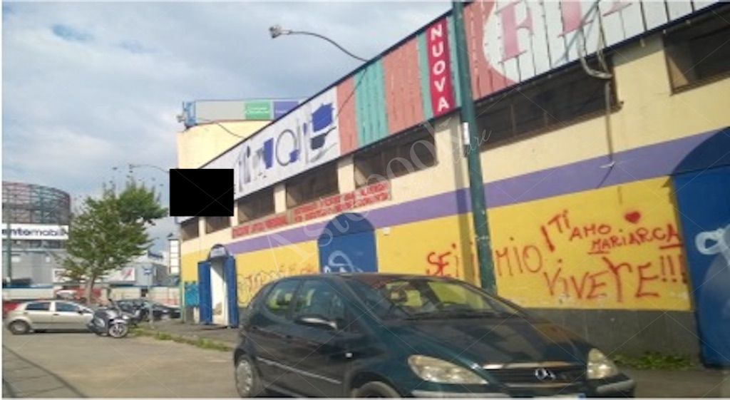 Locale commerciale su due livelli in Napoli
