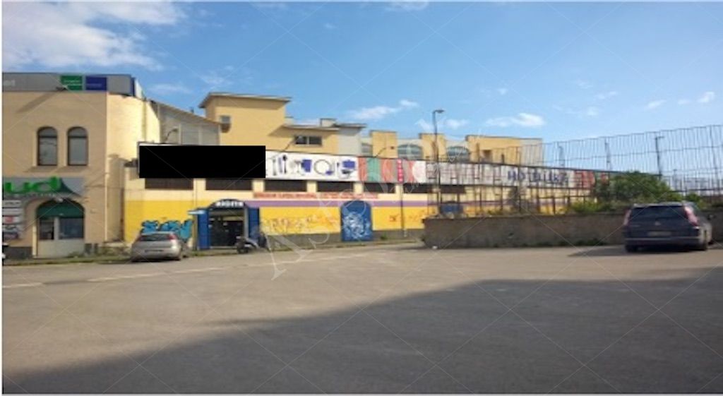 Locale commerciale su due livelli in Napoli