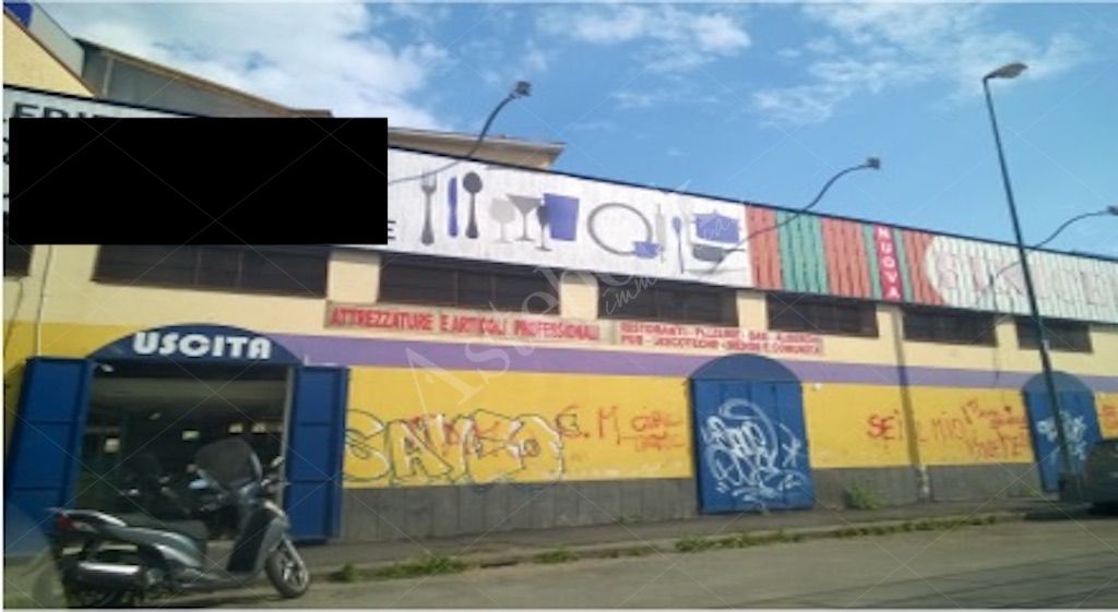Locale commerciale su due livelli in Napoli