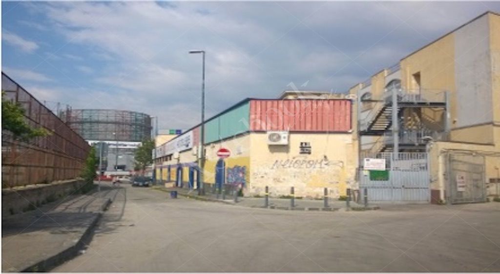 Locale commerciale su due livelli in Napoli