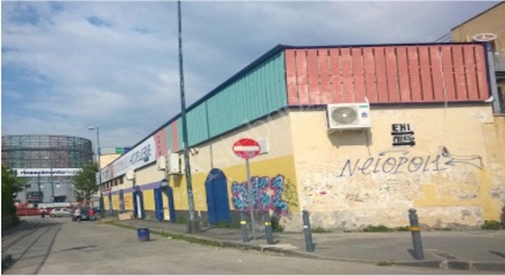 Locale commerciale su due livelli in Napoli