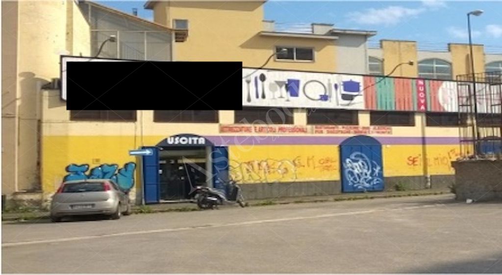 Locale commerciale su due livelli in Napoli