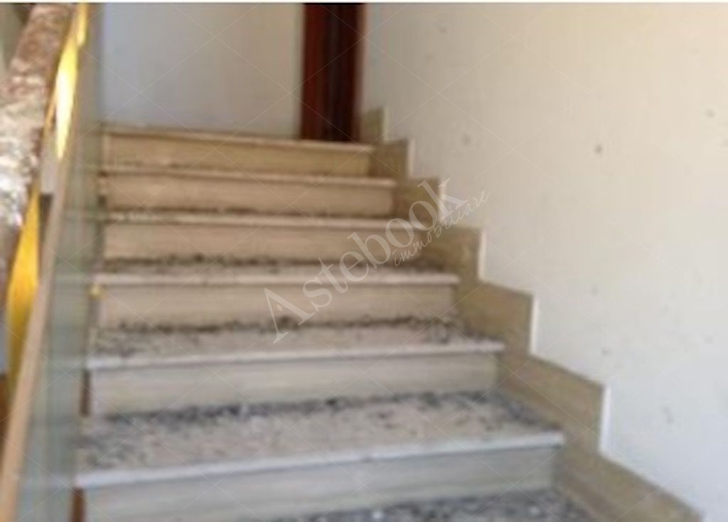 Complesso direzionale composto da sei unit� immobiliari ad uso ufficio in Ancona