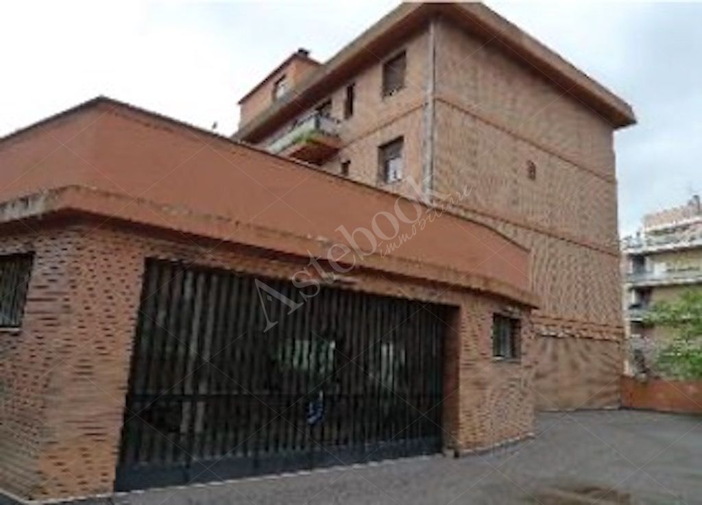 Complesso direzionale composto da sei unit� immobiliari ad uso ufficio in Ancona