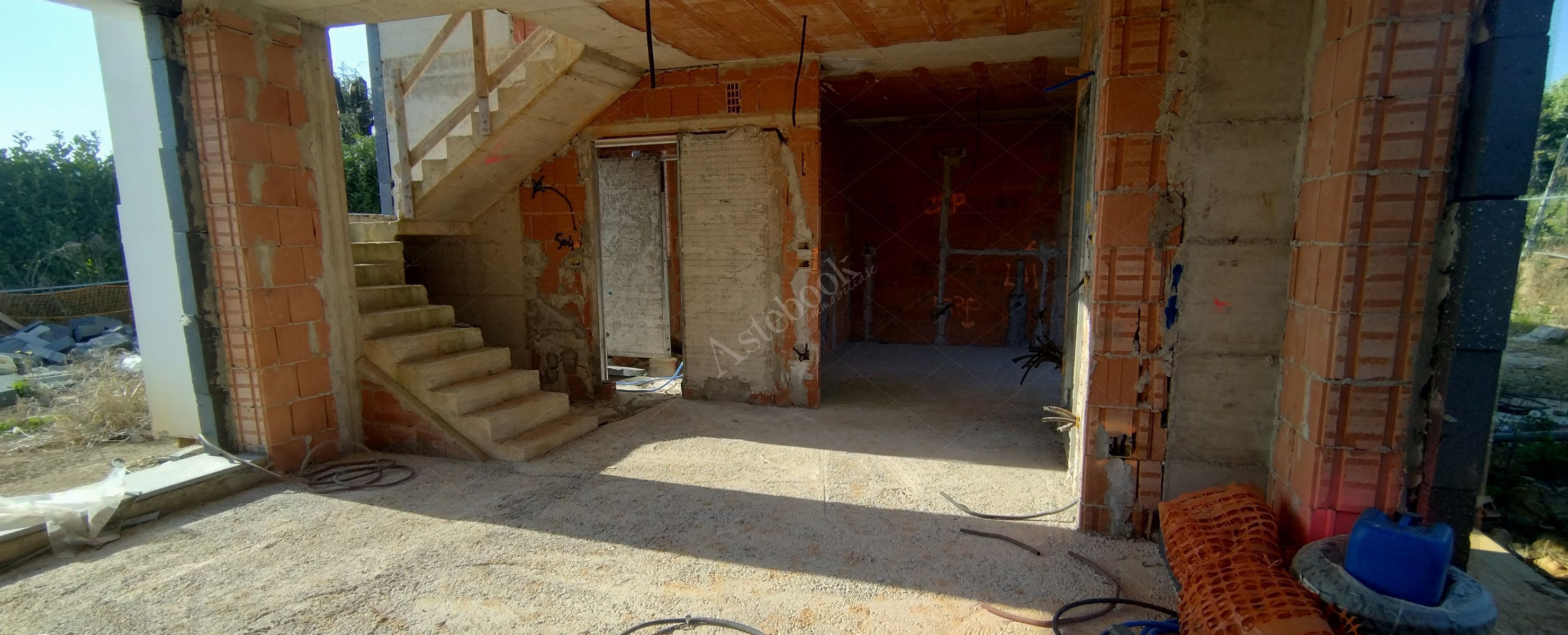 Terreni edificabili di 1.093 mq con fabbricato al rustico in Missaglia