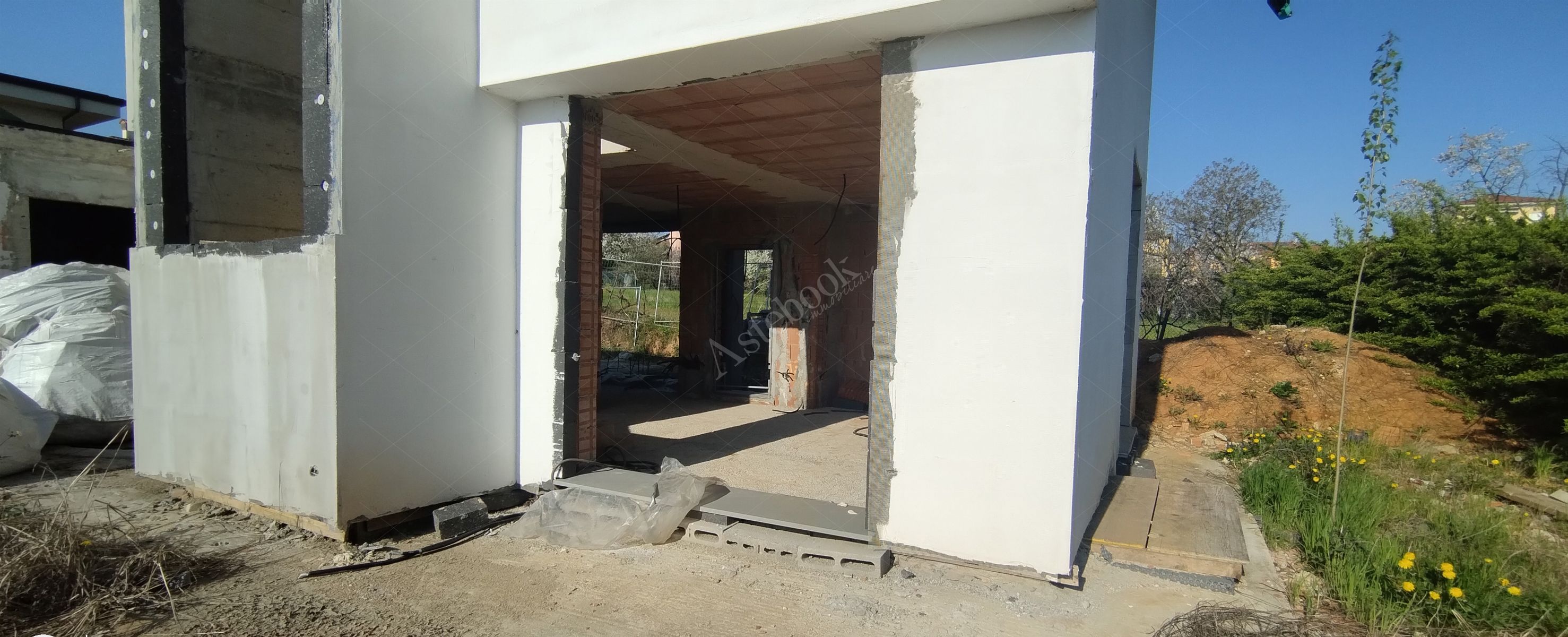 Terreni edificabili di 1.093 mq con fabbricato al rustico in Missaglia