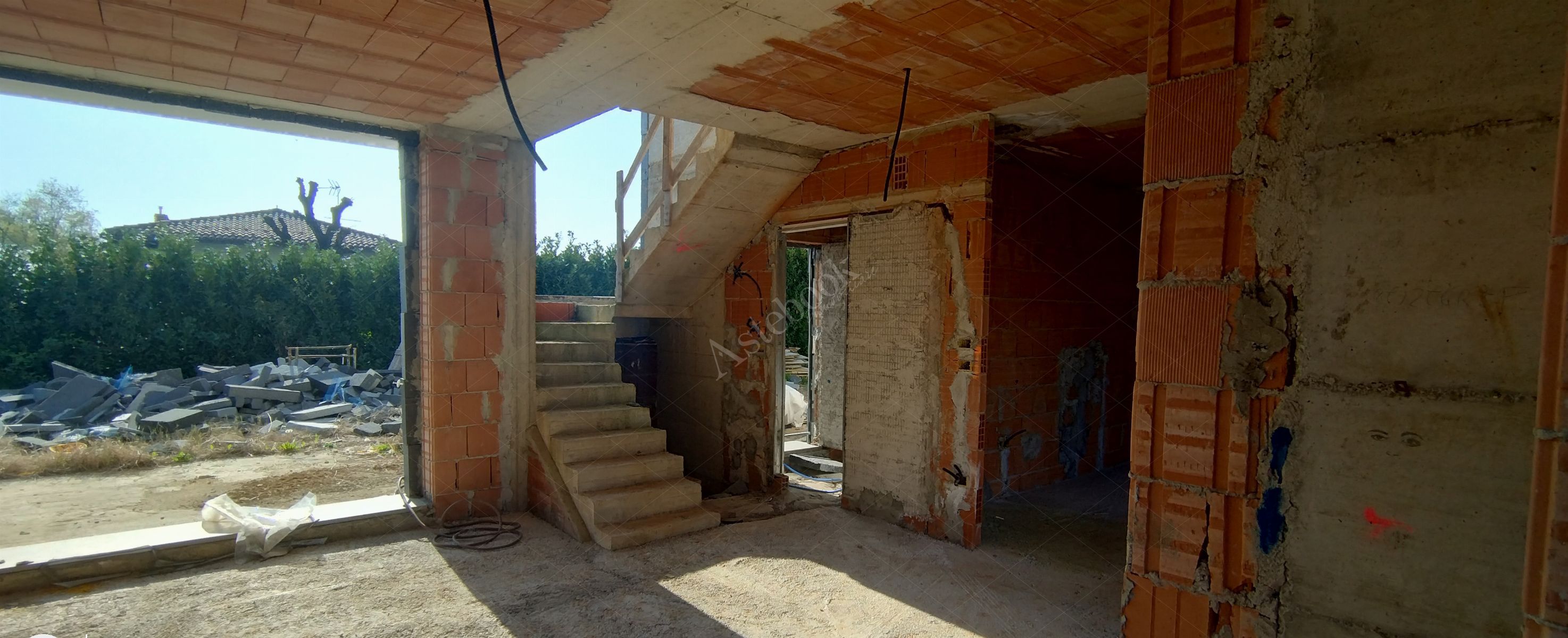 Terreni edificabili di 1.093 mq con fabbricato al rustico in Missaglia