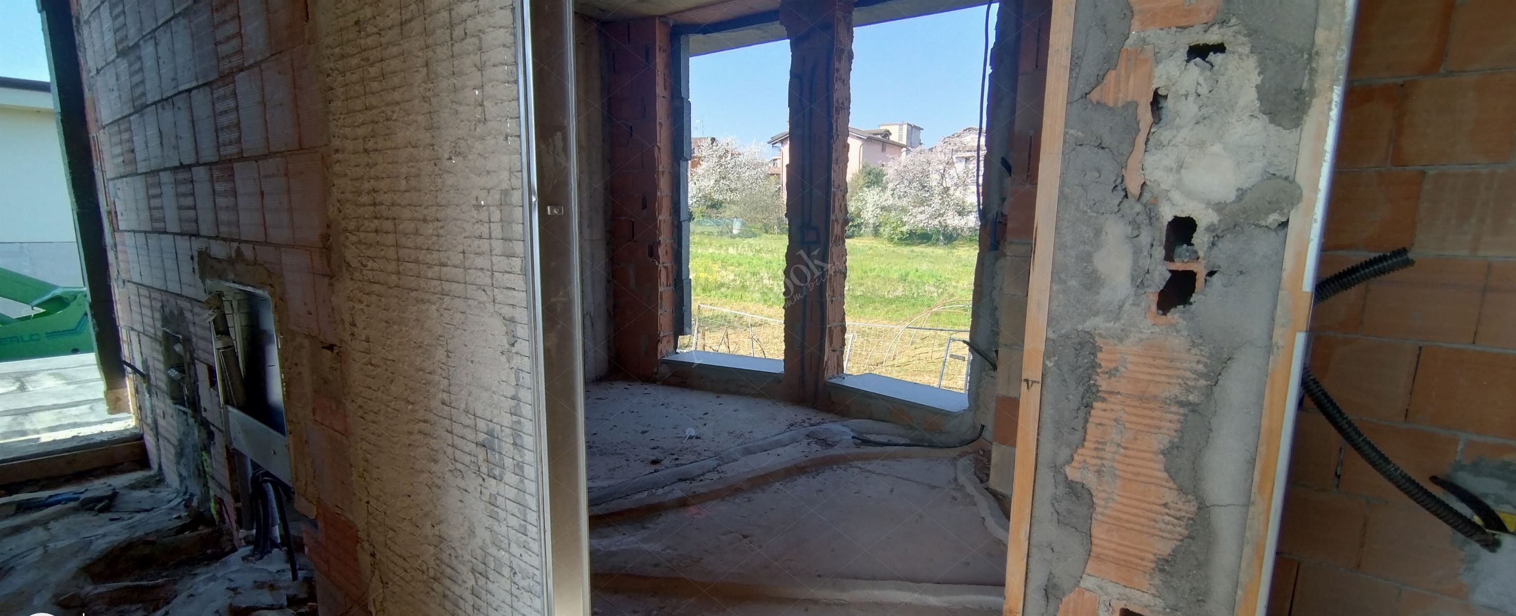 Terreni edificabili di 1.093 mq con fabbricato al rustico in Missaglia