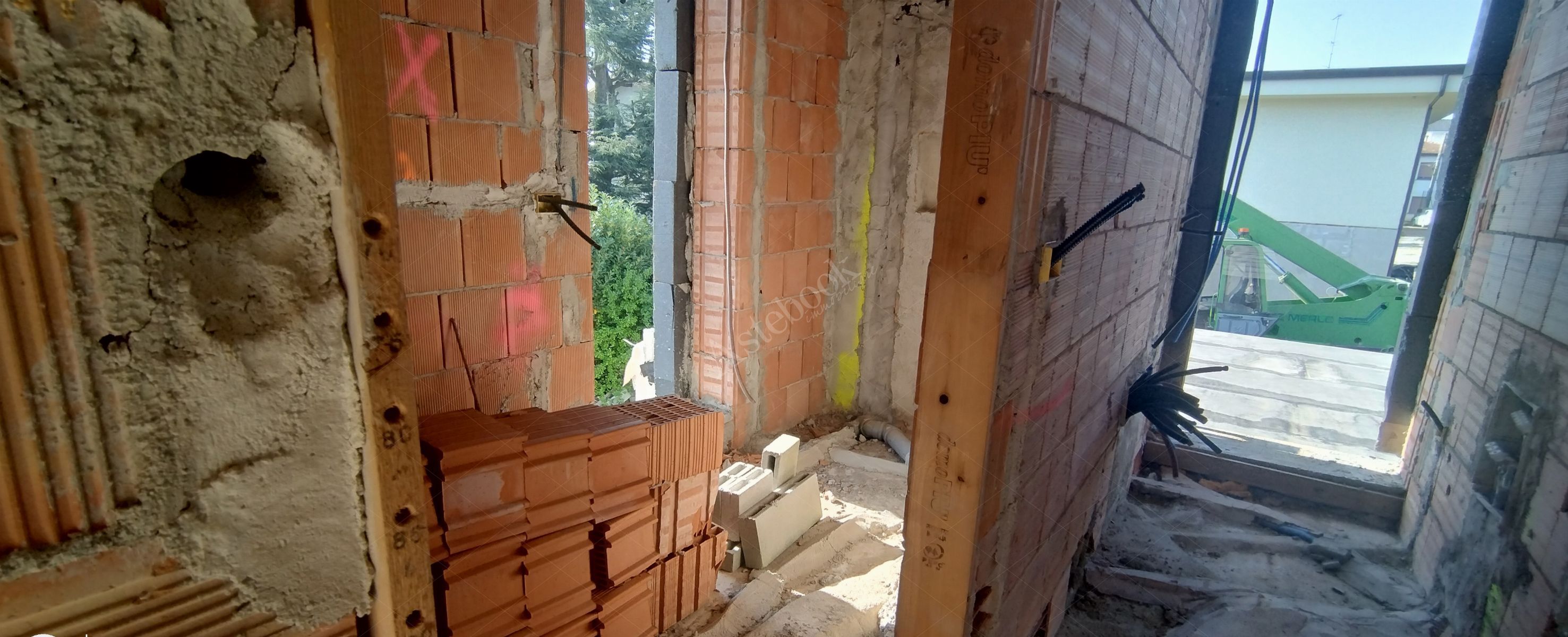 Terreni edificabili di 1.093 mq con fabbricato al rustico in Missaglia