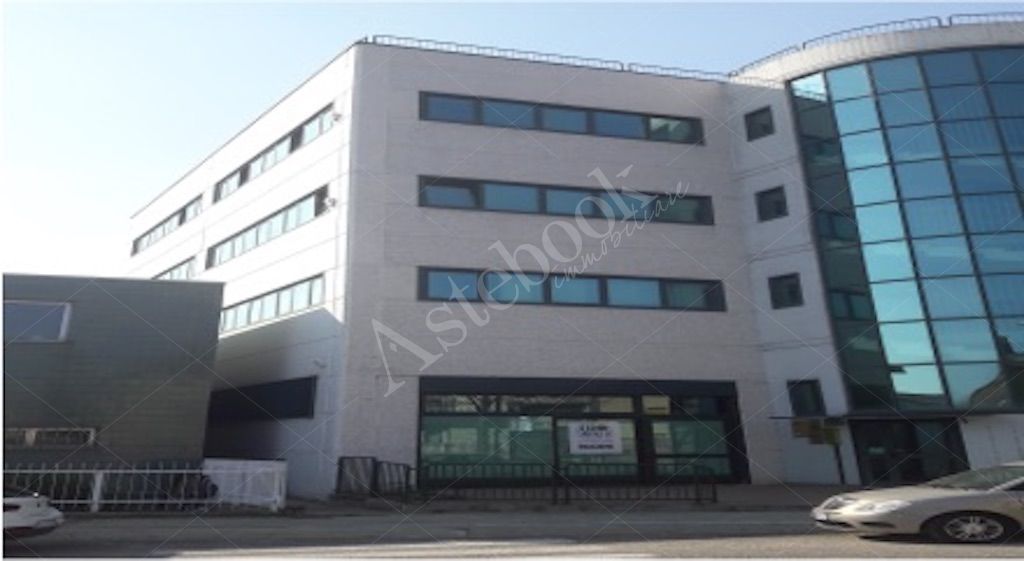 Unit� immobiliare ad uso ufficio al primo piano con posto auto ad uso esclusivo in Rivoli 