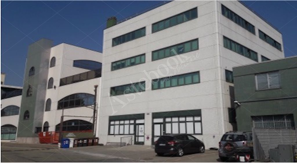 Unit� immobiliare ad uso ufficio al primo piano con posto auto ad uso esclusivo in Rivoli 