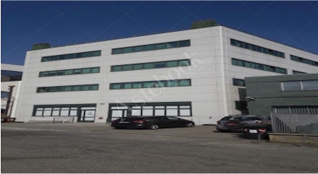 Unit� immobiliare ad uso ufficio al primo piano con posto auto ad uso esclusivo in Rivoli 