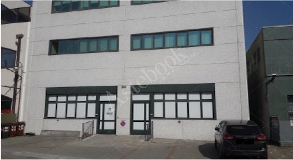 Unit� immobiliare ad uso ufficio al primo piano con posto auto ad uso esclusivo in Rivoli 
