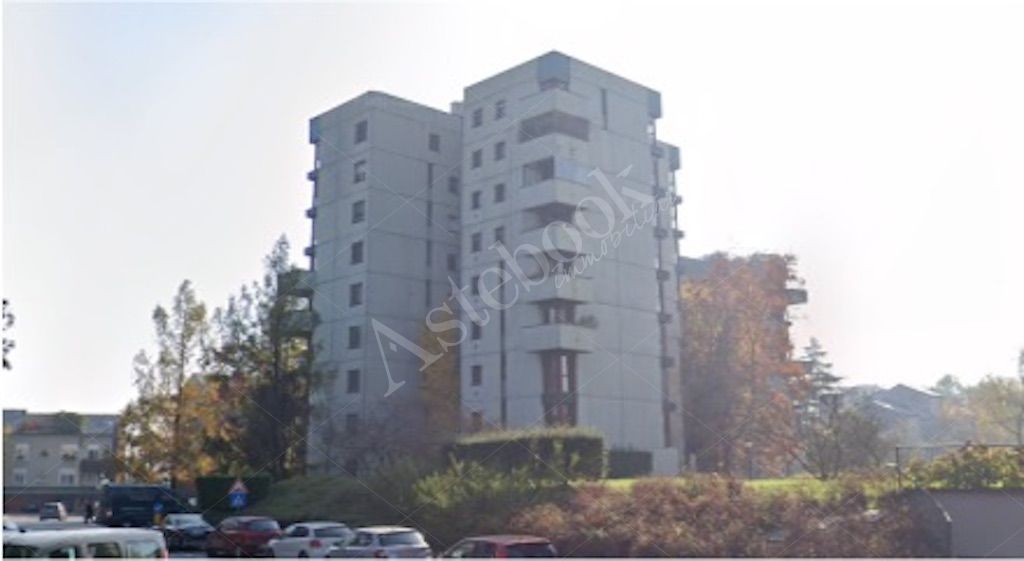 Ufficio al primo piano con box e cantina in Segrate 