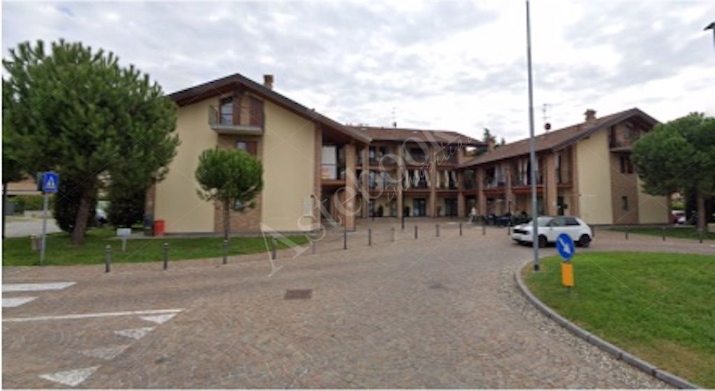 Compendio immobiliare costituito da due locali commerciali con spazi accessori e deposito in Mozzo 
