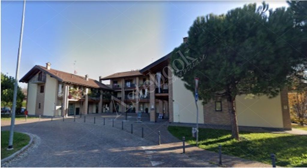 Compendio immobiliare costituito da due locali commerciali con spazi accessori e deposito in Mozzo 