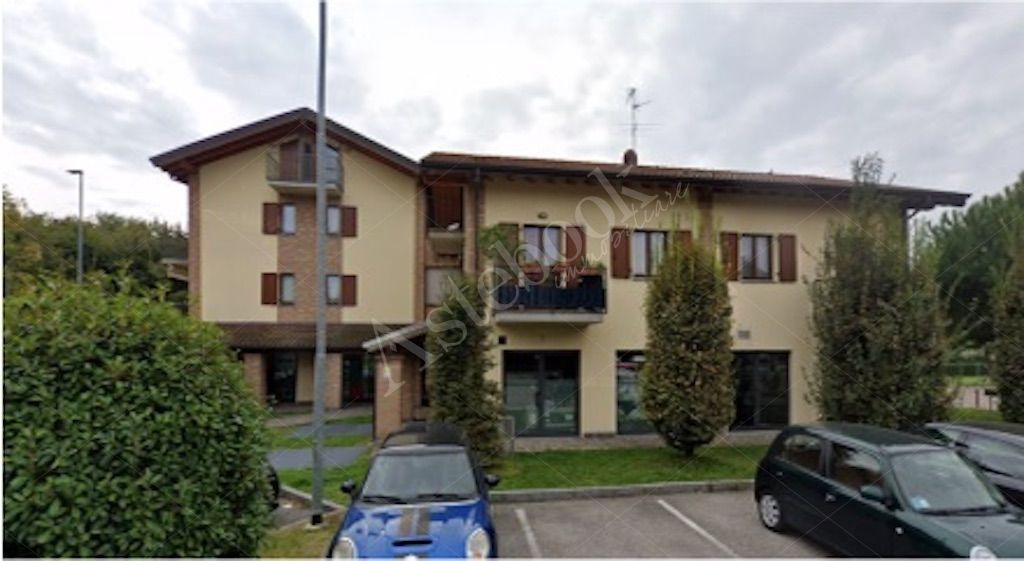 Compendio immobiliare costituito da due locali commerciali con spazi accessori e deposito in Mozzo 