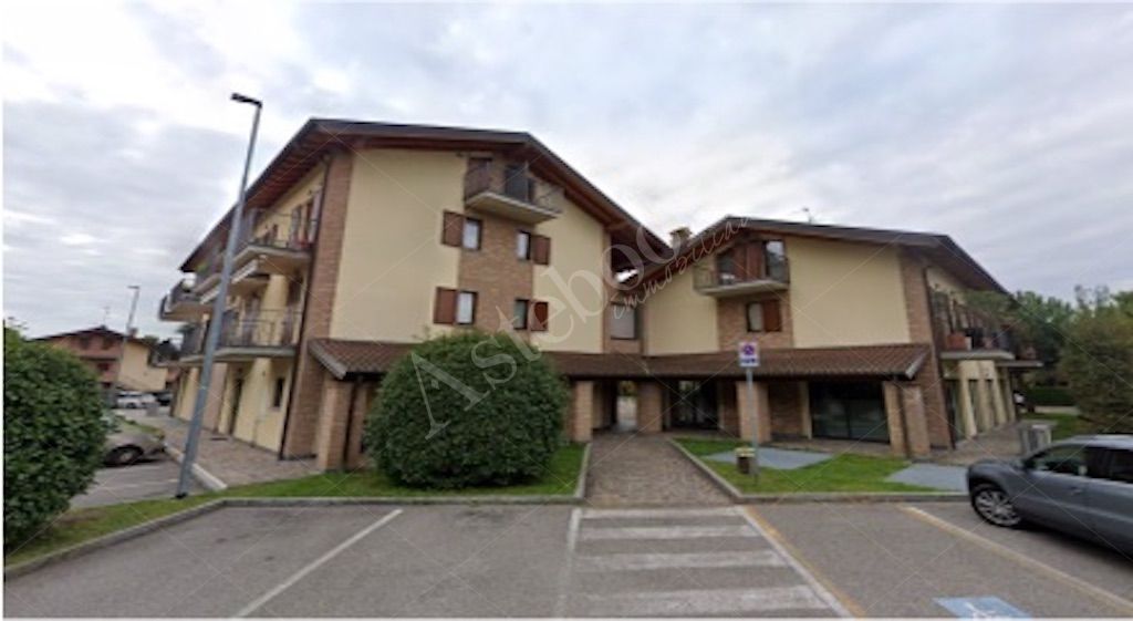 Compendio immobiliare costituito da due locali commerciali con spazi accessori e deposito in Mozzo 