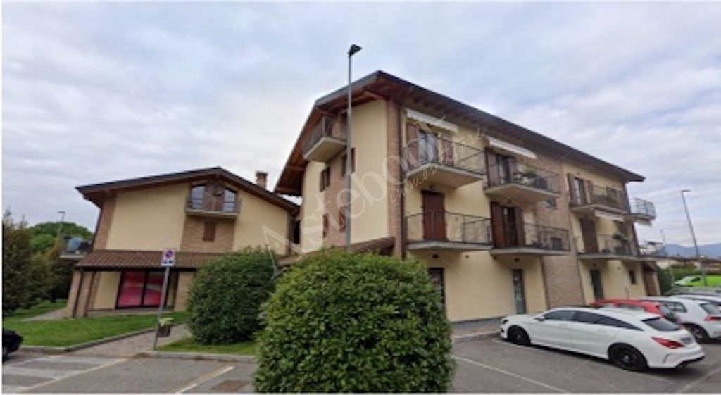 Compendio immobiliare costituito da due locali commerciali con spazi accessori e deposito in Mozzo 